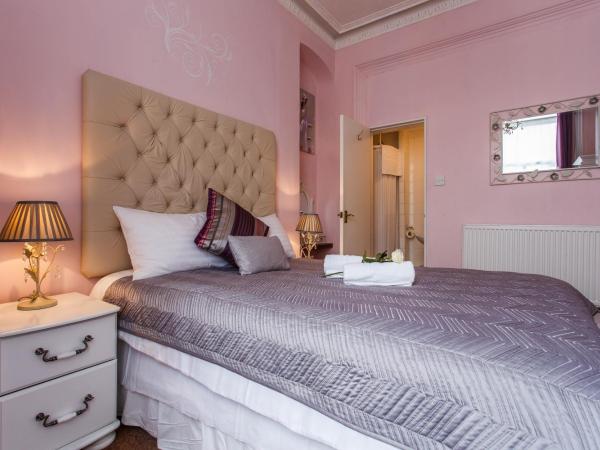 Brighton Surf Guest House : photo 4 de la chambre chambre lit king-size - rose & gris