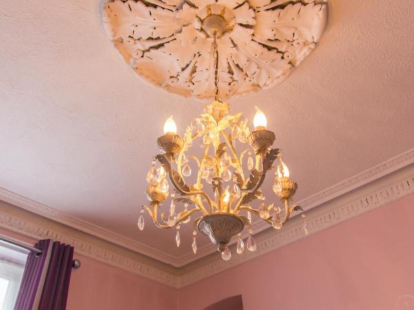 Brighton Surf Guest House : photo 3 de la chambre chambre lit king-size - rose & gris