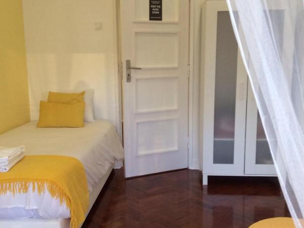 4U Lisbon IV Guesthouse Airport : photo 1 de la chambre chambre simple avec balcon