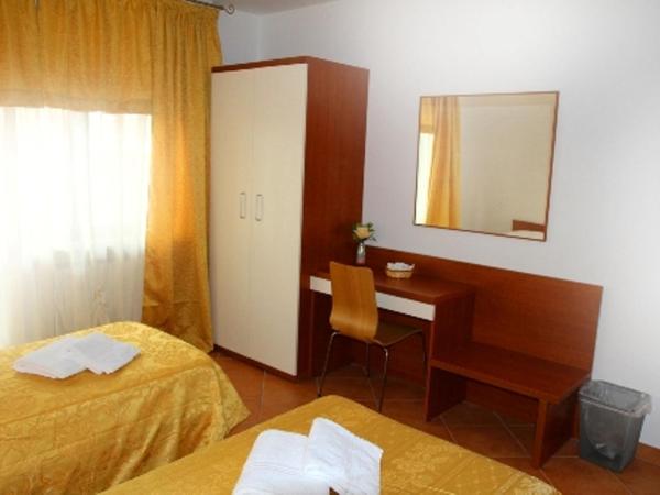 Euro Inn B&B : photo 3 de la chambre chambre double ou lits jumeaux avec salle de bains commune