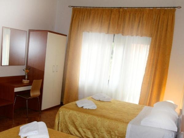 Euro Inn B&B : photo 3 de la chambre chambre triple avec salle de bains commune