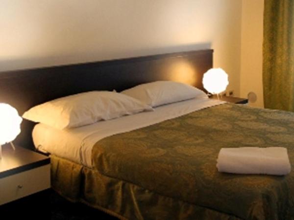 Euro Inn B&B : photo 4 de la chambre chambre double ou lits jumeaux avec salle de bains commune