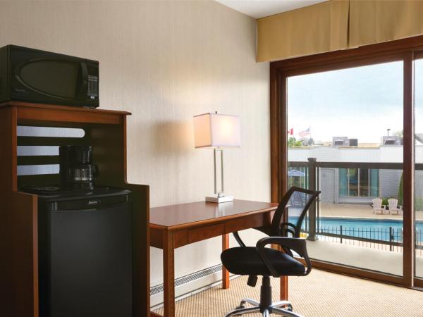 Days Inn by Wyndham London : photo 8 de la chambre chambre standard avec 2 lits queen-size - vue sur piscine - non-fumeurs