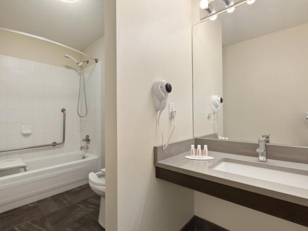 Days Inn by Wyndham Kelowna : photo 3 de la chambre chambre lit king-size avec douche accessible en fauteuil roulant - accessible aux personnes à mobilité réduite/non-fumeurs