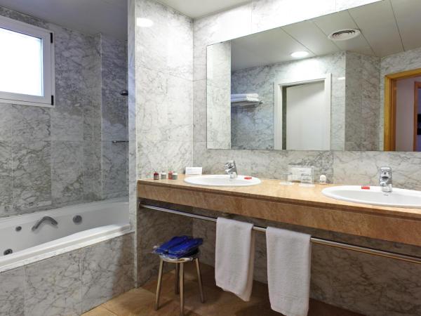 Gran Hotel Reymar 4 Sup : photo 5 de la chambre suite familiale (2 adultes + 2 enfants) - vue sur jardin