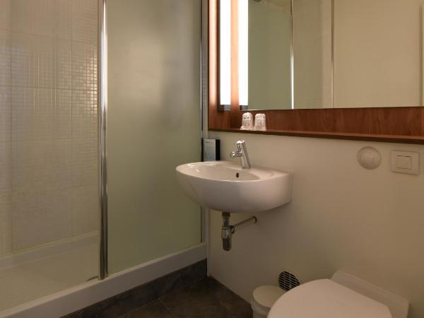 Campanile Toulon - La Seyne sur Mer - Sanary : photo 4 de la chambre chambre triple supérieure avec 1 lit double et 1 lit enfant