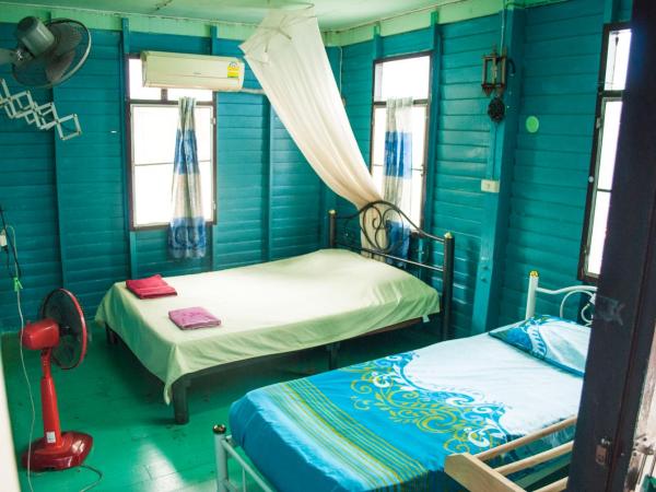 New Phiman Riverview Guesthouse : photo 5 de la chambre chambre triple avec ventilateur et salle de bains commune