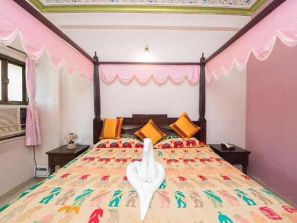 Hotel Moon Light Palace : photo 4 de la chambre chambre lit king-size avec balcon