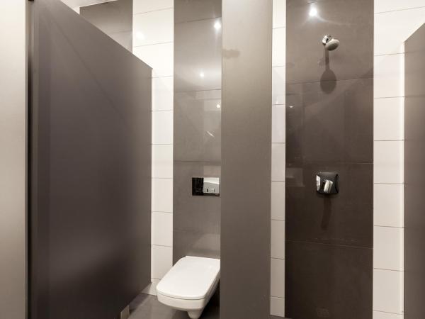 Cinema Hostel : photo 6 de la chambre chambre lits jumeaux avec salle de bains commune