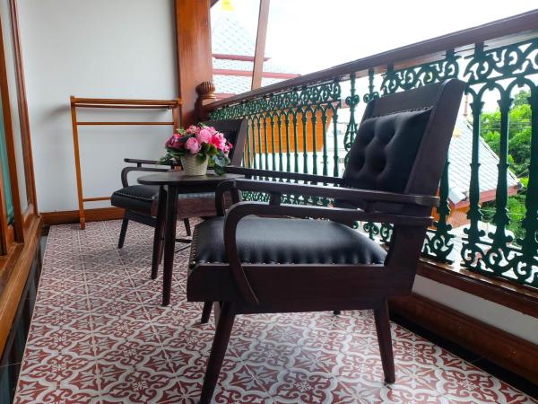 Villa Sirilanna Hotel : photo 6 de la chambre chambre lit king-size de luxe avec baignoire spa et balcon privé