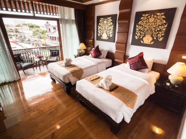 Villa Sirilanna Hotel : photo 6 de la chambre chambre lits jumeaux de luxe avec baignoire spa et balcon privé