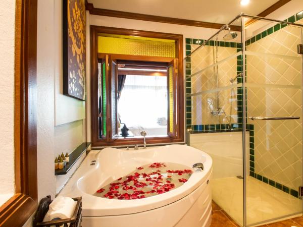 Villa Sirilanna Hotel : photo 3 de la chambre chambre lits jumeaux de luxe avec baignoire spa et balcon privé
