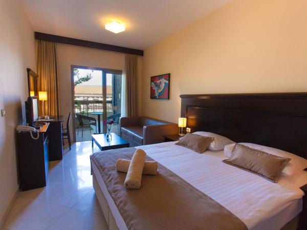 Blue Waves Resort : photo 6 de la chambre chambre double supérieure avec terrasse verdoyante