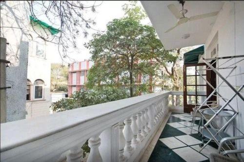 Villa 33 : photo 3 de la chambre chambre lit king-size avec balcon