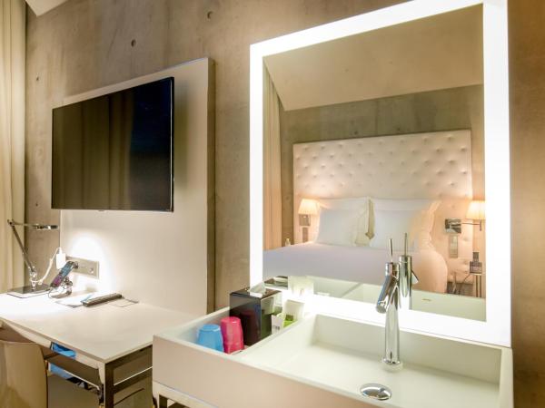 M Social Singapore : photo 8 de la chambre confortable hébergement alcôve lit queen-size