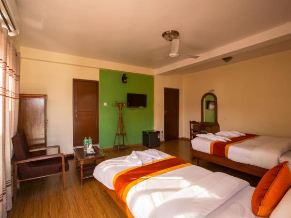 Hotel Pokhara View : photo 6 de la chambre chambre familiale avec balcon