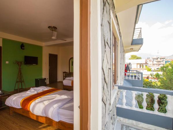 Hotel Pokhara View : photo 7 de la chambre chambre familiale avec balcon