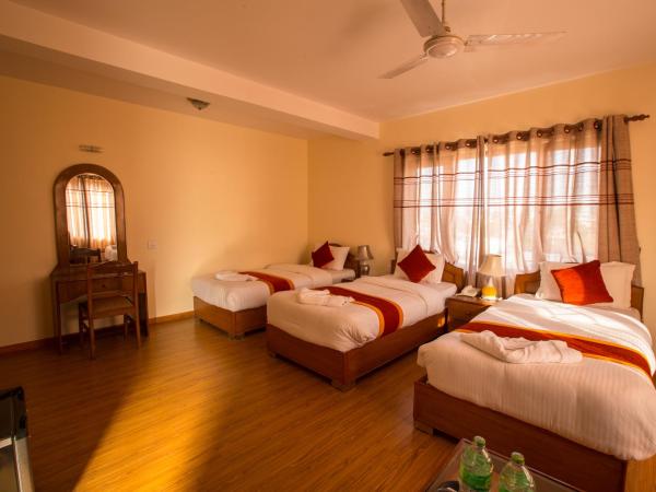 Hotel Pokhara View : photo 4 de la chambre chambre triple - vue sur ville