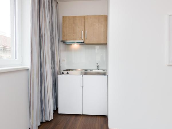 Vienna Stay Apartments or Rooms 1050 : photo 4 de la chambre chambre double avec lit double et kitchenette
