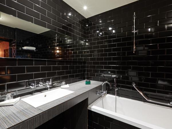 Hôtel du Petit Moulin, Haute Couture hotel by Lacroix : photo 8 de la chambre chambre double deluxe