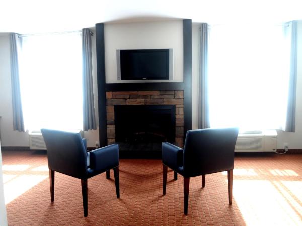 Super 8 by Wyndham Quebec City : photo 3 de la chambre suite exécutive avec cheminée - lit king-size, canapé-lit, bain à remous - non-fumeurs
