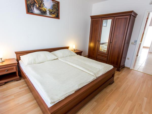 Luxury Apartment Hotel Siófok : photo 10 de la chambre appartement de grand standing 3 chambres avec balcon - vue sur lac