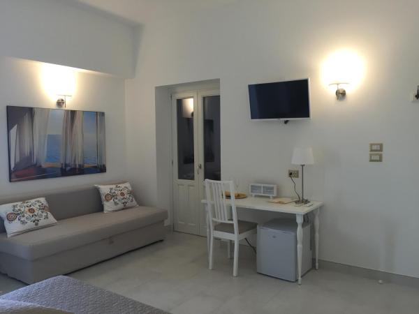 Resort Villa Isola B&B : photo 9 de la chambre chambre lit king-size - vue sur mer