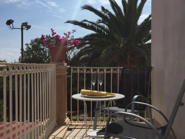 Resort Villa Isola B&B : photo 5 de la chambre chambre lit king-size - vue sur mer