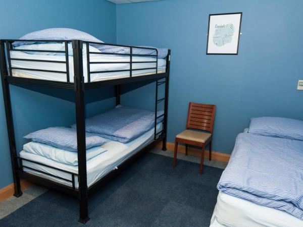 Russell Scott Backpackers Hostel : photo 2 de la chambre chambre triple supérieure avec salle de bains commune