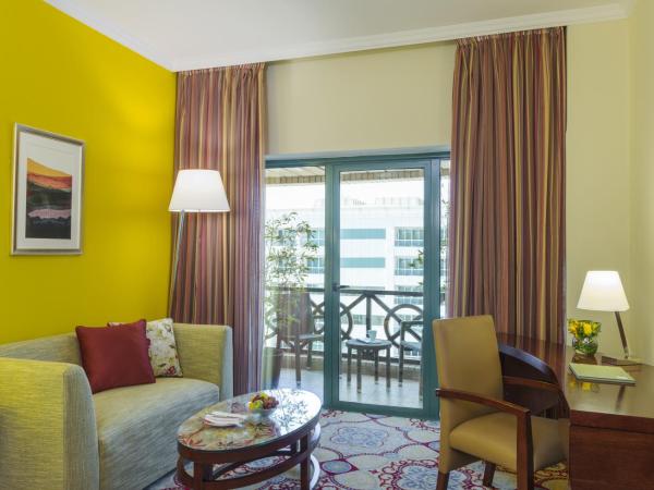 Coral Dubai Deira Hotel : photo 1 de la chambre chambre lit king-size avec balcon