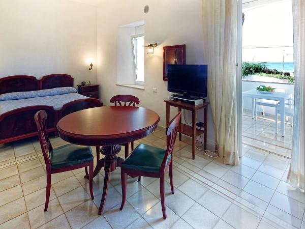 Parco Smeraldo Appartamenti : photo 4 de la chambre petit studio - vue sur mer