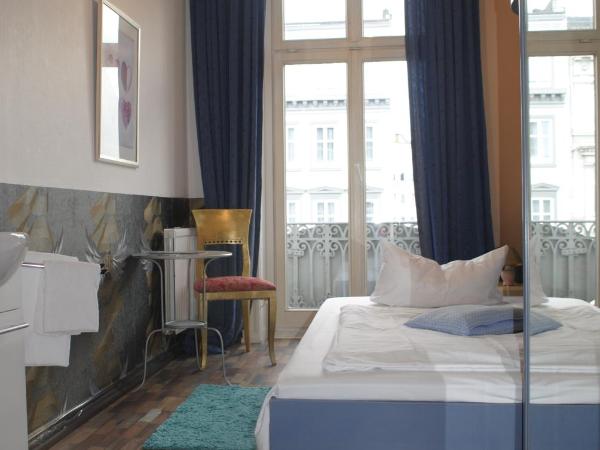 Hotel Village : photo 1 de la chambre auberge - chambre simple avec salle de bains commune