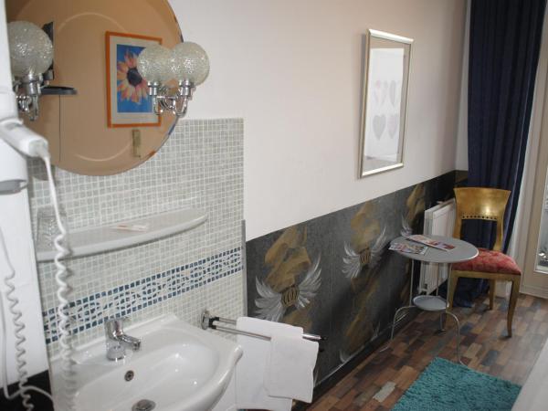 Hotel Village : photo 2 de la chambre auberge - chambre simple avec salle de bains commune