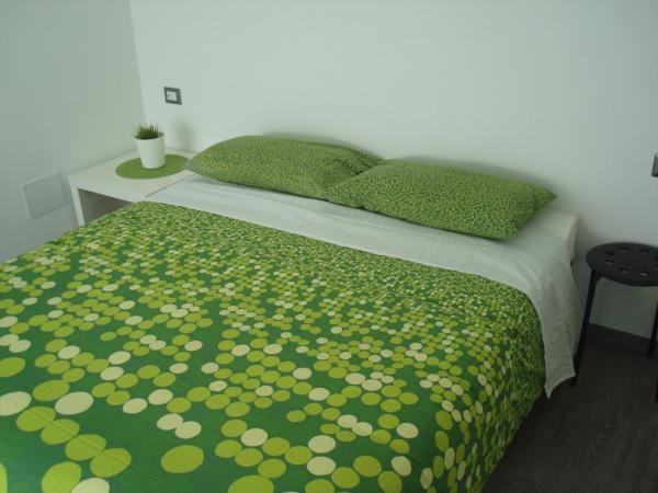 Green Bed Bergamo Guest House & Residence : photo 3 de la chambre chambre triple avec balcon