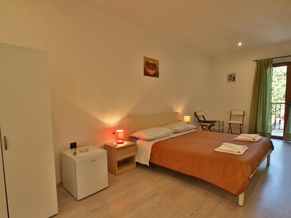 Rooms and Apartment Feral : photo 2 de la chambre chambre double confort avec balcon