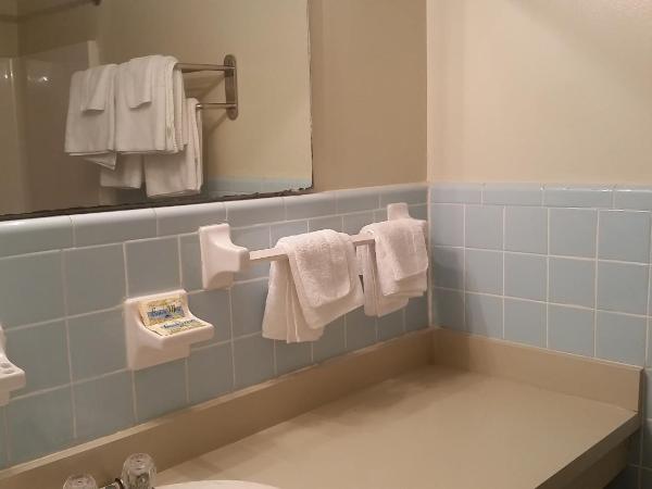 Admiral Motor Inn : photo 1 de la chambre chambre lit queen-size - vue sur piscine