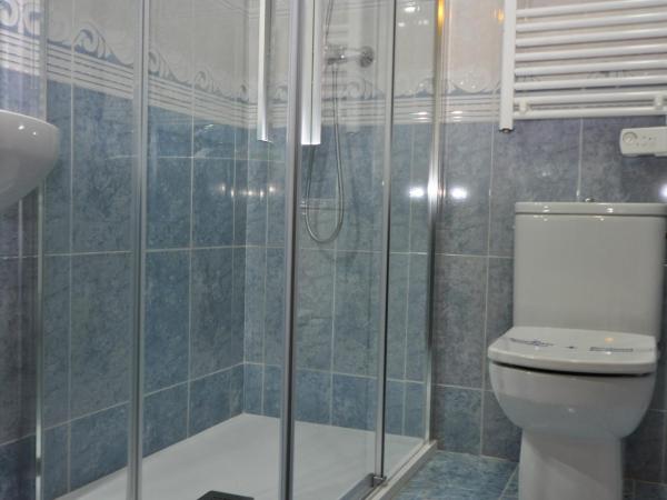 Pension Alameda : photo 8 de la chambre chambre double avec lit d'appoint