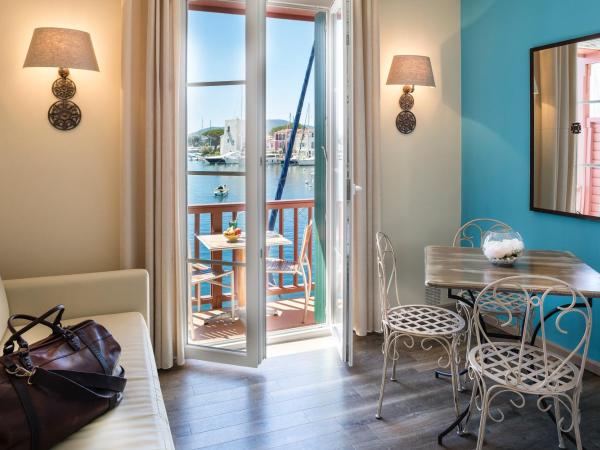 Le Suffren Hôtel : photo 2 de la chambre chambre prestige avec balcon - vue sur port de plaisance