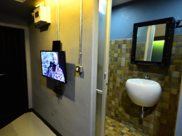 HOOT Hostel & Ratchada : photo 5 de la chambre chambre triple avec salle de bains privative