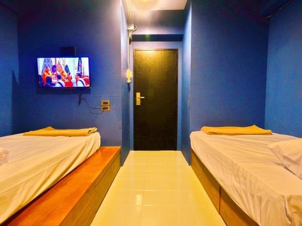 HOOT Hostel & Ratchada : photo 9 de la chambre chambre double ou lits jumeaux avec salle de bains privative