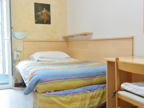 Hotel Arno : photo 1 de la chambre chambre simple avec salle de bains commune