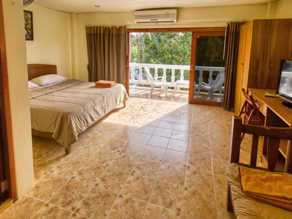 Hugs Guesthouse : photo 9 de la chambre chambre triple deluxe avec balcon