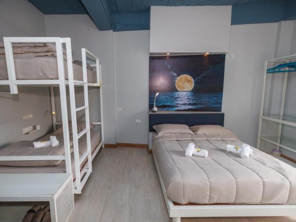 The Moon Hostel Huahin : photo 3 de la chambre chambre double ou lits jumeaux avec salle de bains privative