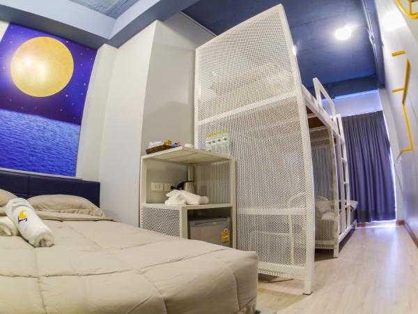 The Moon Hostel Huahin : photo 5 de la chambre chambre double ou lits jumeaux avec salle de bains privative