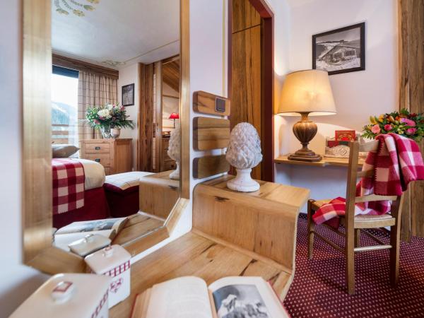 Hôtel Alpen Ruitor : photo 5 de la chambre chambre familiale avec vue sur la vallée (2 adultes + 2 enfants)