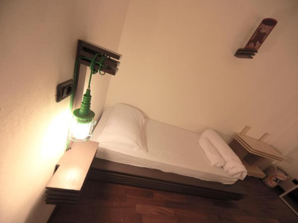 Dopa Hostel : photo 4 de la chambre chambre triple avec salle de bains commune