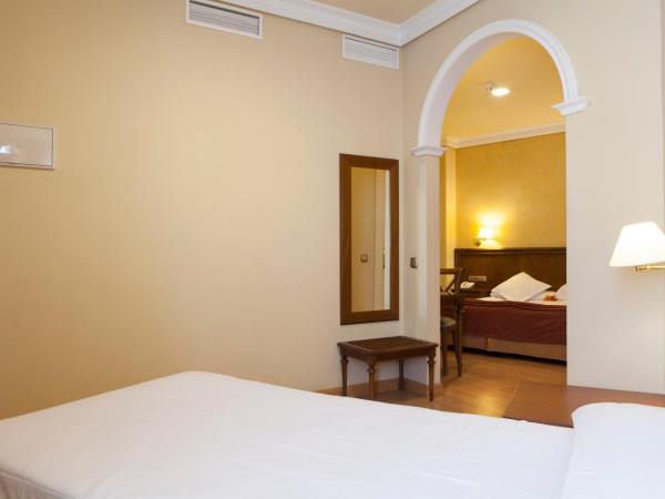 Hotel Cervantes : photo 7 de la chambre chambre triple