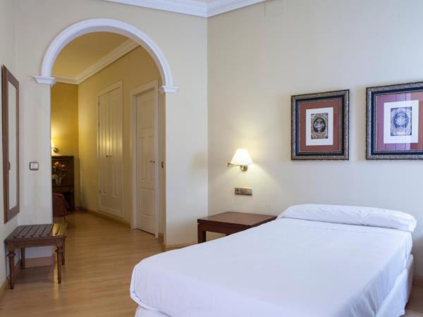 Hotel Cervantes : photo 8 de la chambre chambre triple