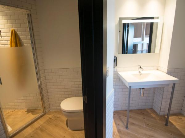 Koisi Hostel : photo 9 de la chambre lit dans dortoir mixte de 8 lits avec salle de bains privative