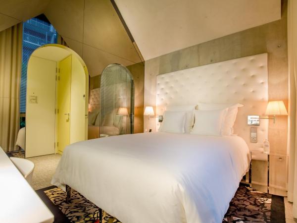 M Social Singapore : photo 7 de la chambre confortable hébergement alcôve lit queen-size